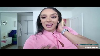 Красивая женщина с черными волосами, изливая свою печаль пьяному пасынку, п ...