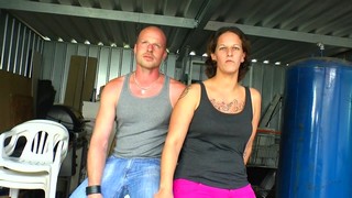 Телка с кастинга привела своего родственника, чтобы достичь оргазма.